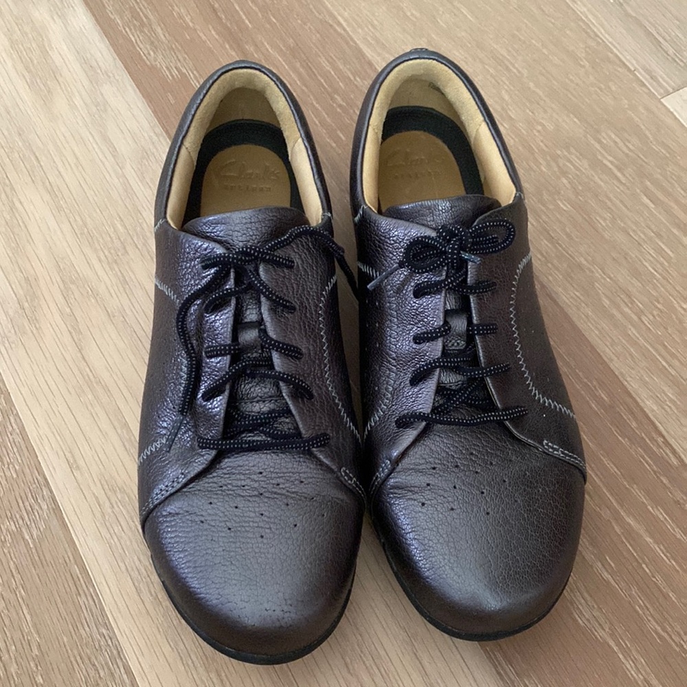Clarks leather sneakers metallic silver size 7/7.5